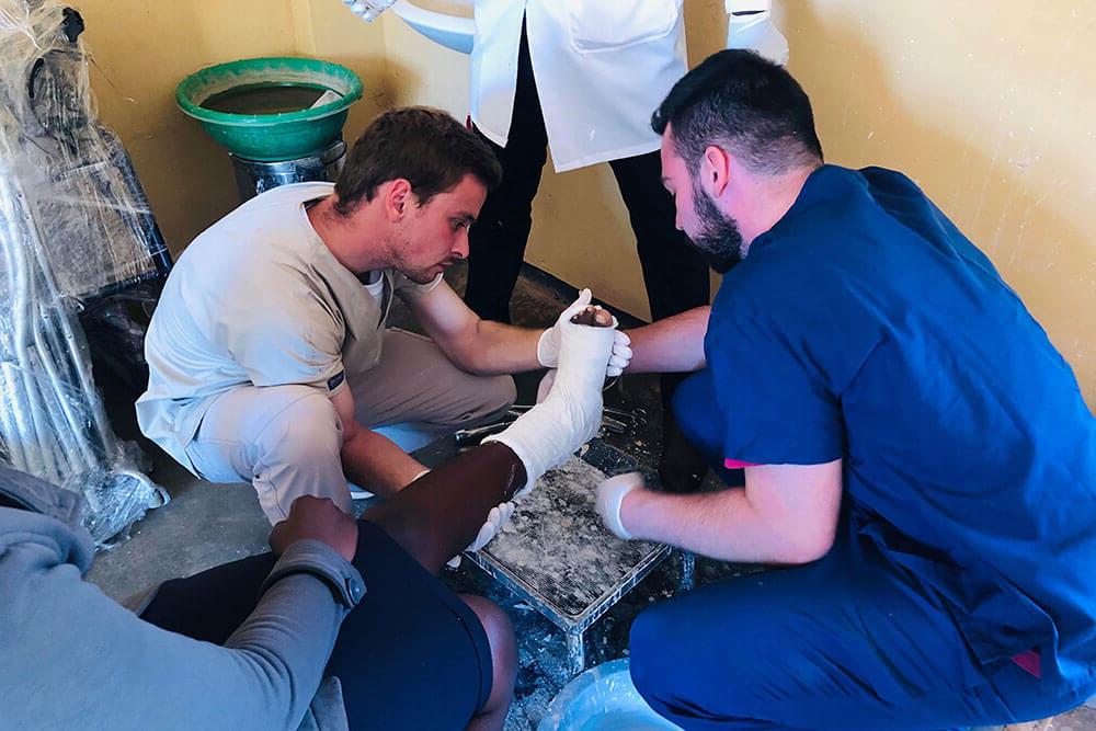 理疗学生检查海地病人的腿